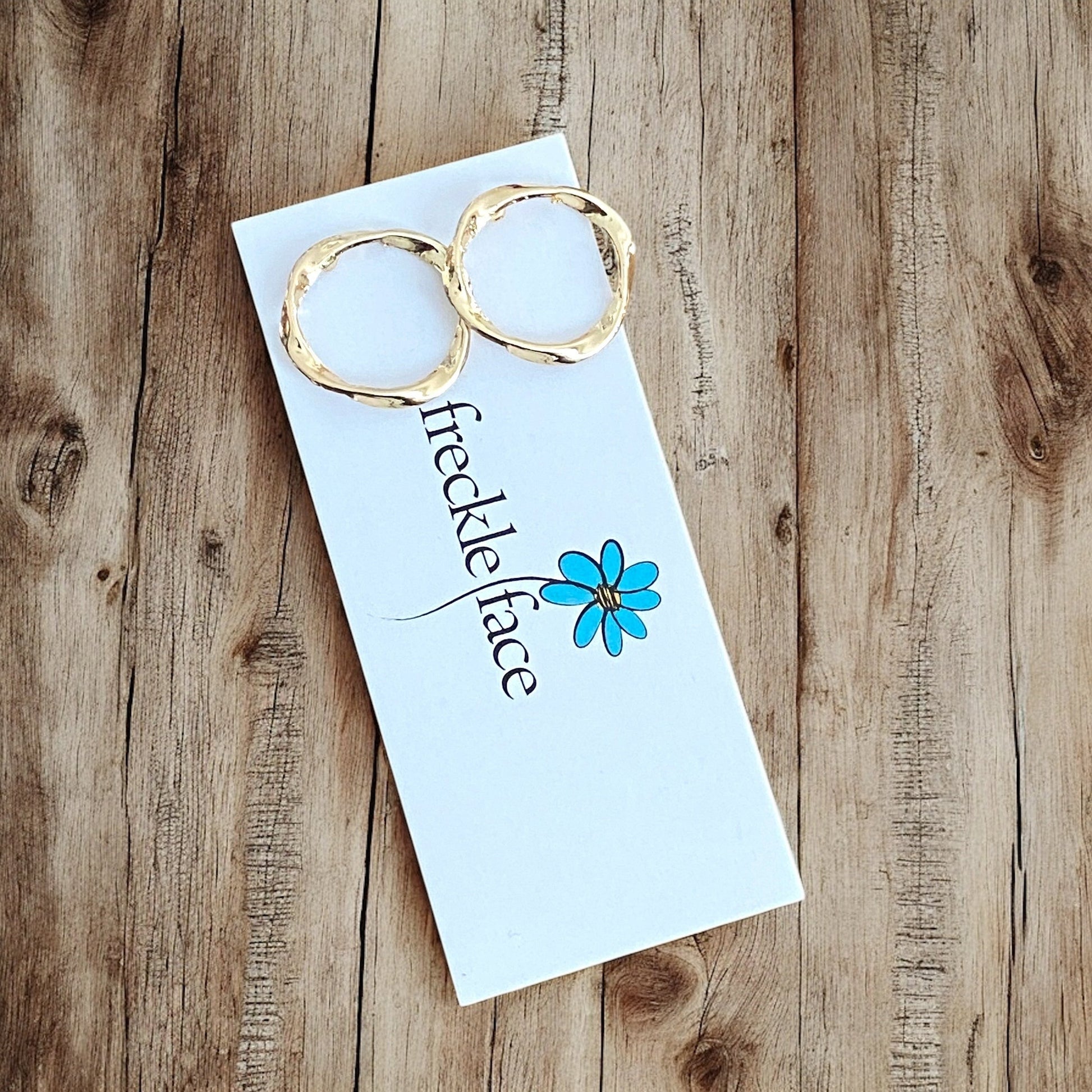 Twisted Circle Stud Earrings – Minimalist Hypoallergenic Studs - Shopthatapp.ca