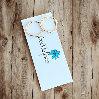 Twisted Circle Stud Earrings – Minimalist Hypoallergenic Studs - Shopthatapp.ca