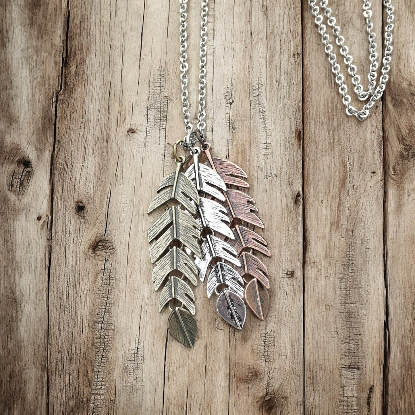 Triple Feather Necklace - Boho Chic Pendant for Effortless Style - Shopthatapp.ca