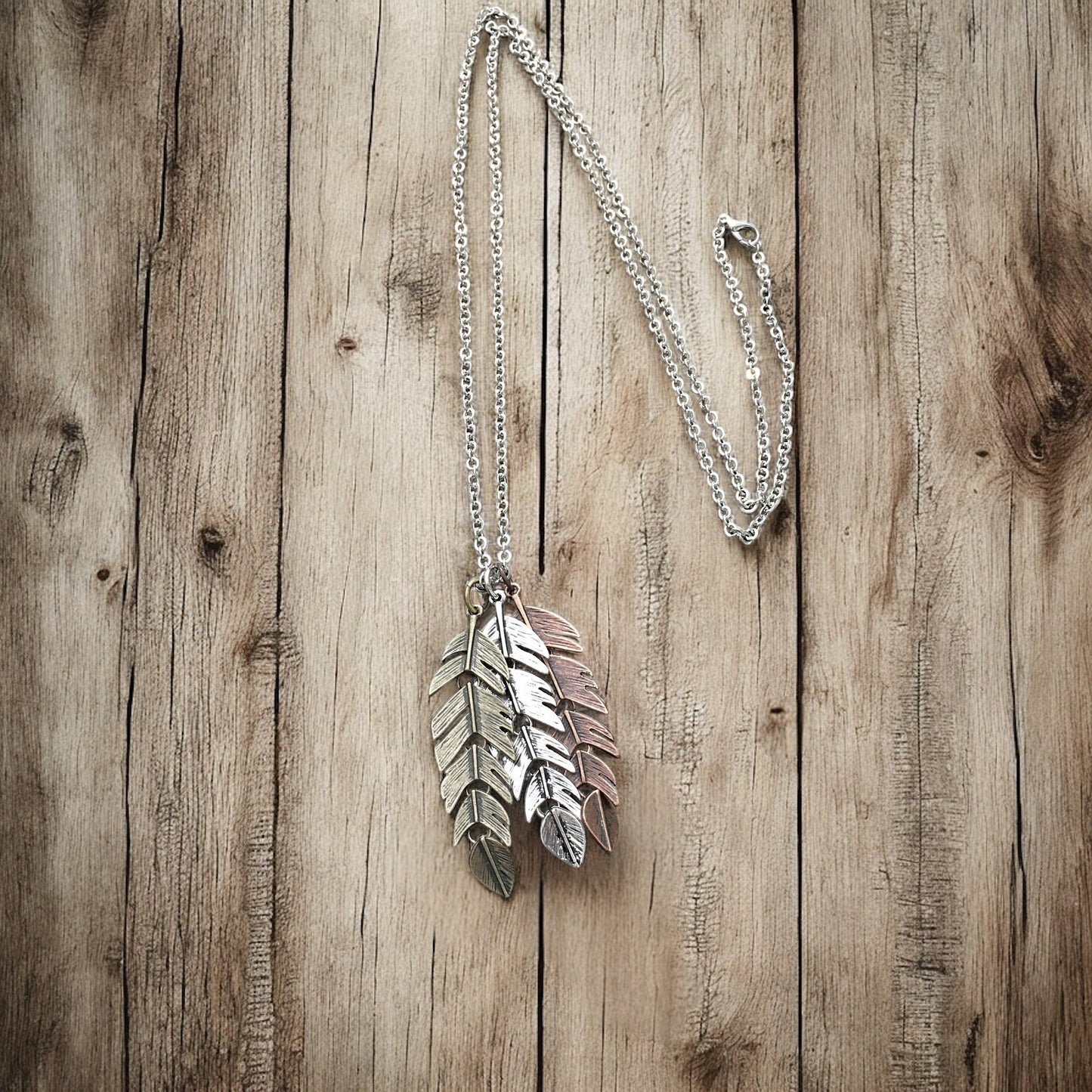 Triple Feather Necklace - Boho Chic Pendant for Effortless Style - Shopthatapp.ca