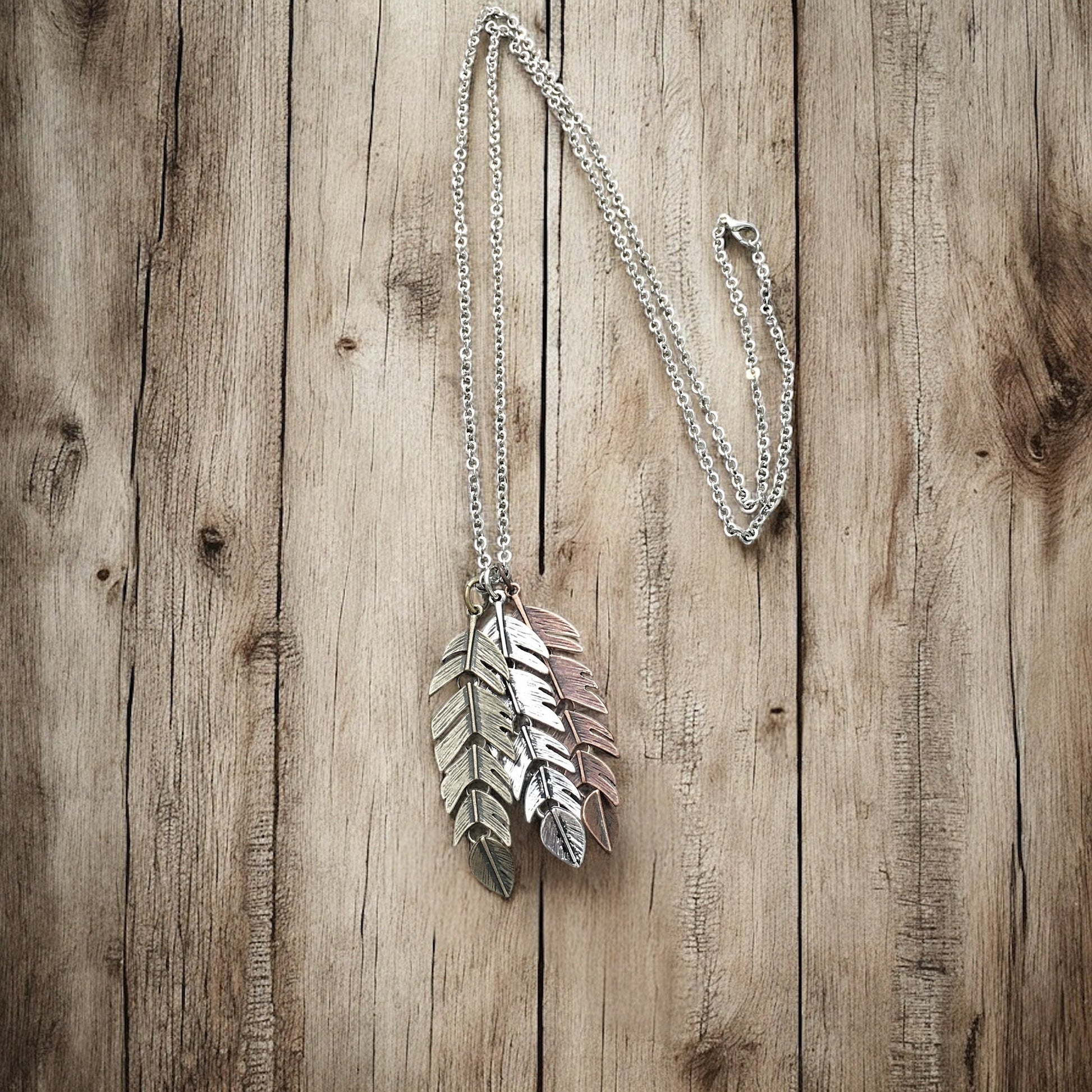 Triple Feather Necklace - Boho Chic Pendant for Effortless Style - Shopthatapp.ca