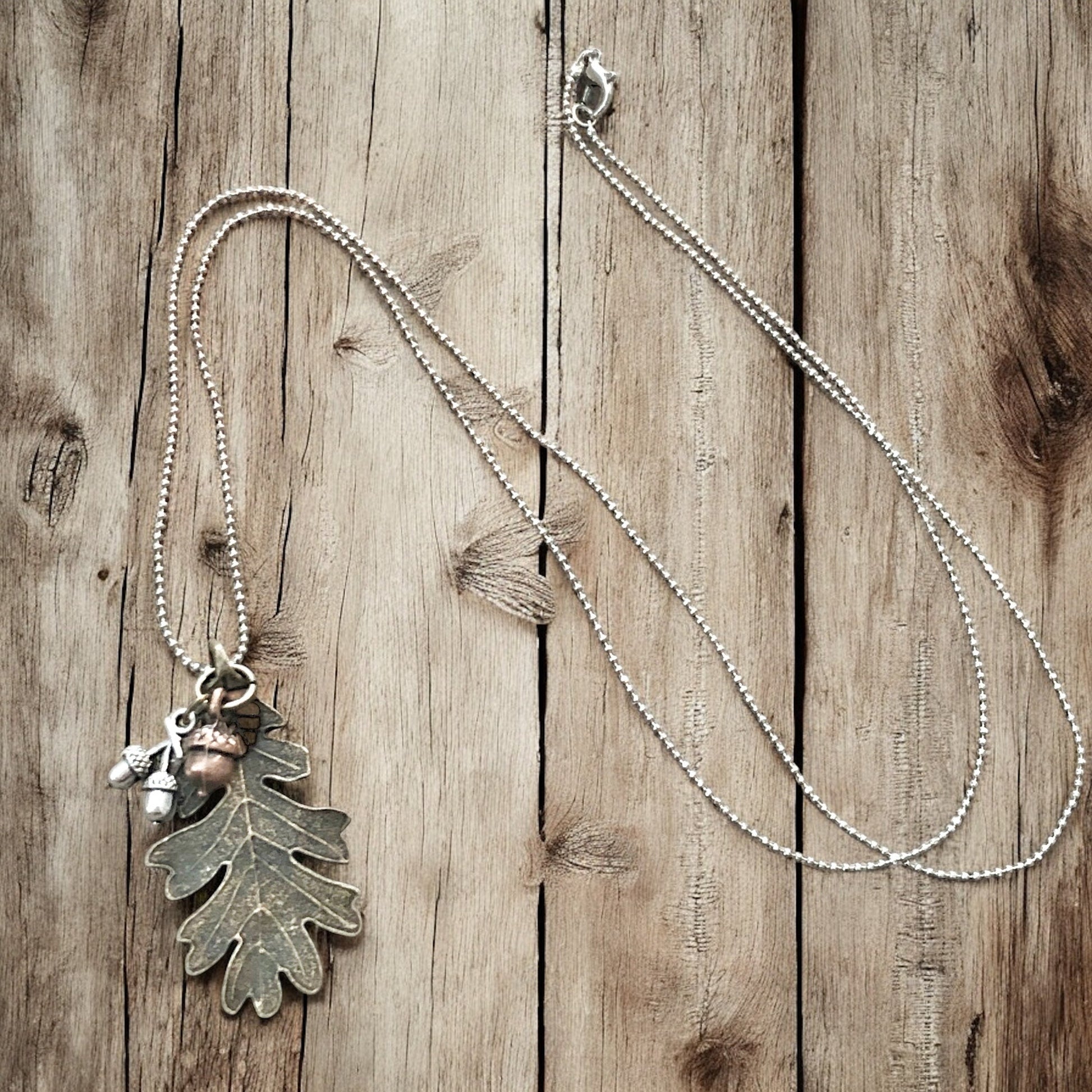 Oak Leaf and Acorn Necklace - Silver-Tone or Bronze-Tone Forest Pendant - Shopthatapp.ca