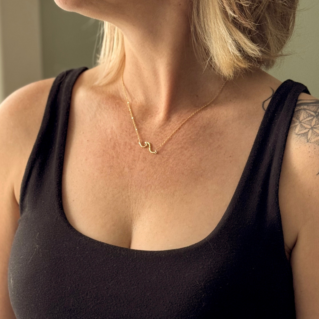Chainlink Necklace Gold Plate with Wave Pendant - Shopthatapp.ca
