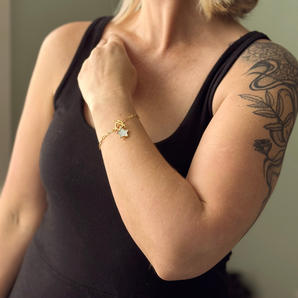 Chainlink Bracelet With Mother Of Pearl Charm - Shopthatapp.ca