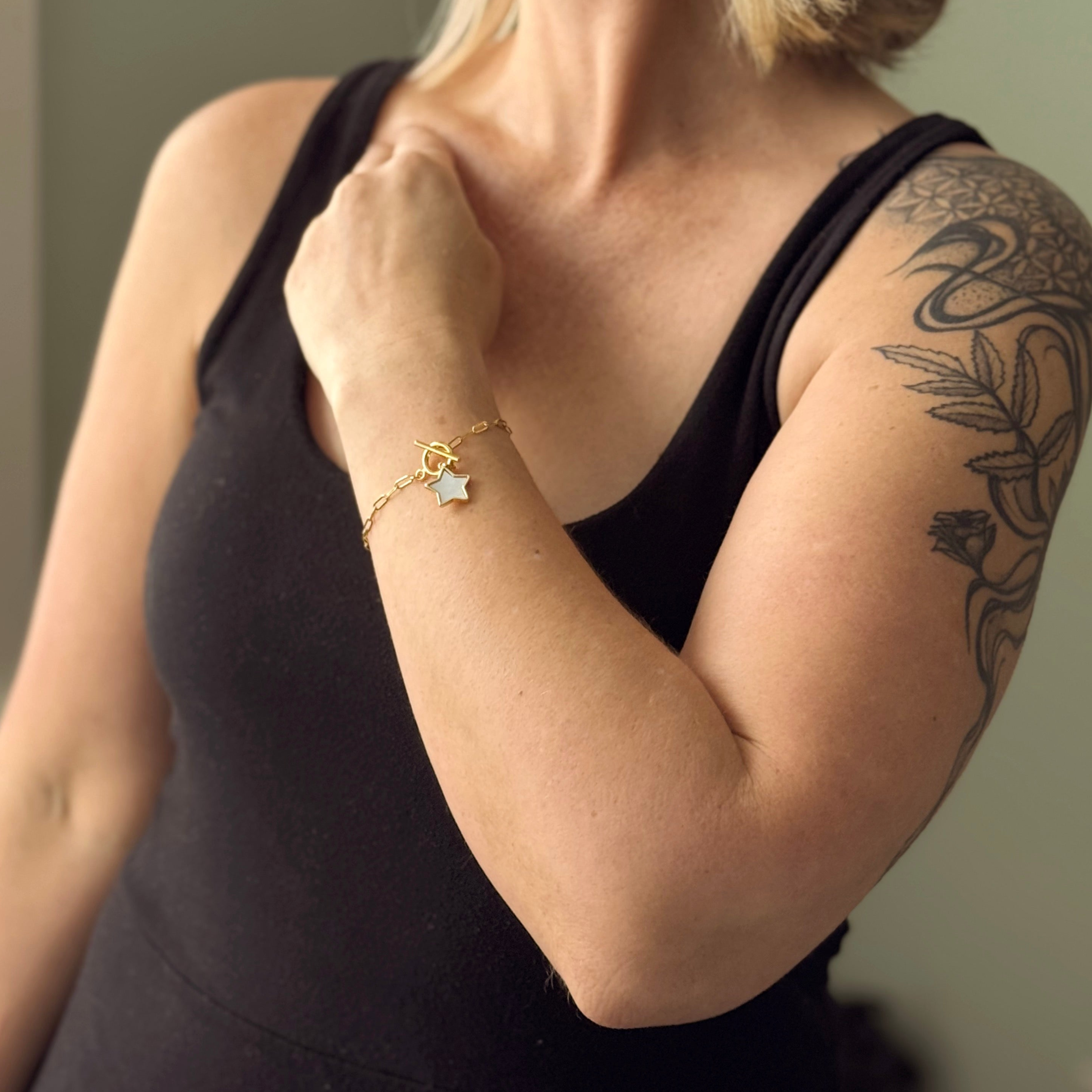 Chainlink Bracelet With Mother Of Pearl Charm - Shopthatapp.ca