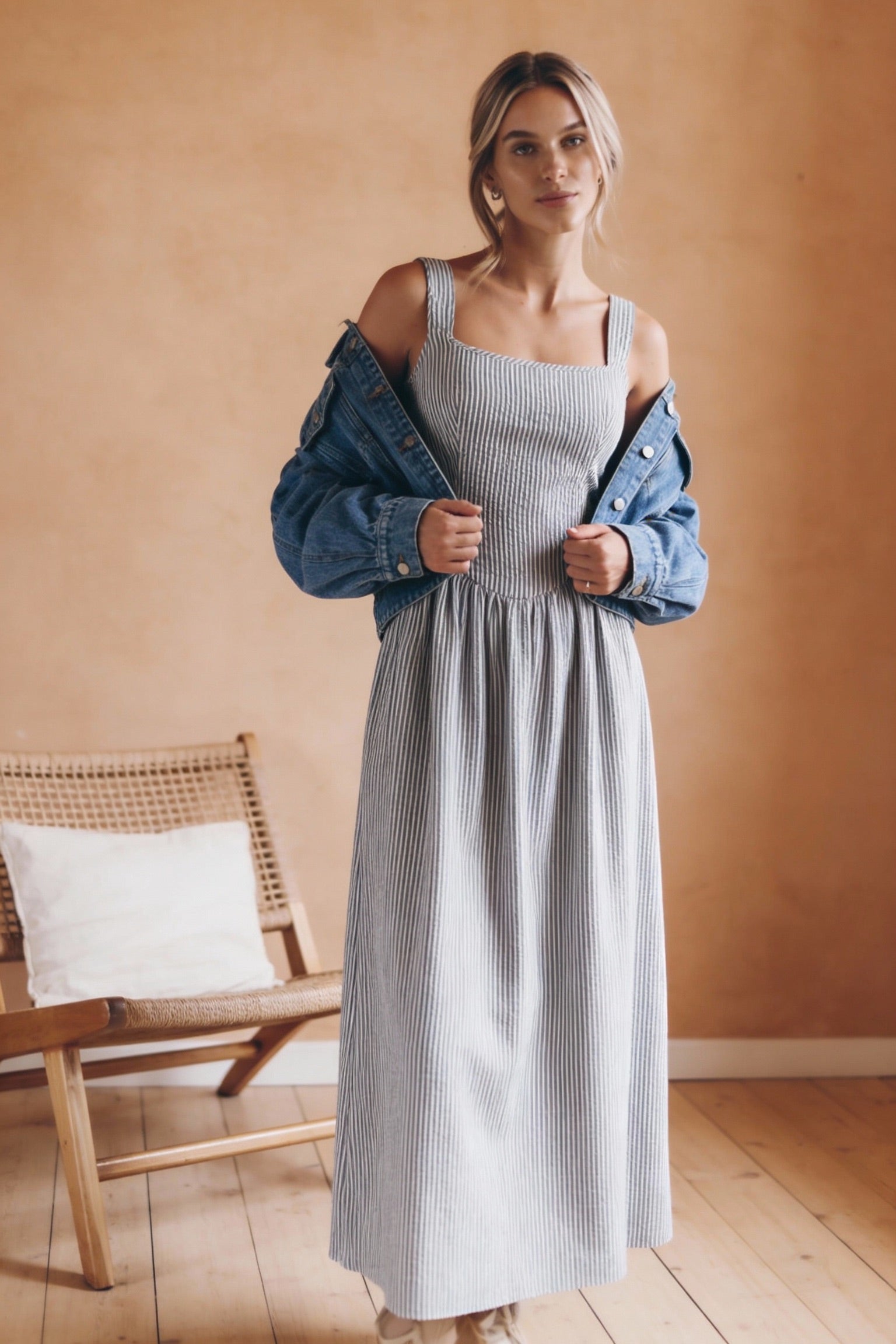 Jules - Lightweight Tie Back Midi Dress In Black Stripe - Shopthatapp.ca
