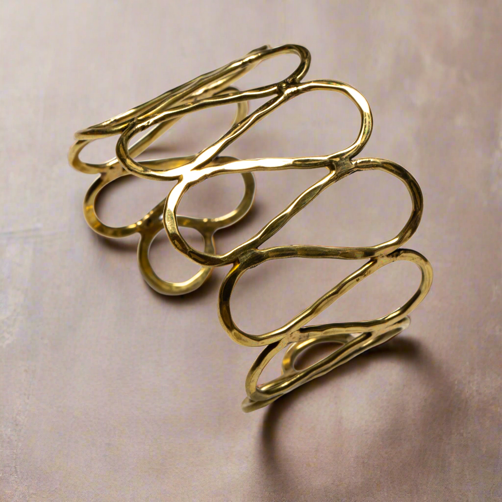 Gold Open Loop Metal Cuff - Stylish Statement Accessory - Shopthatapp.ca