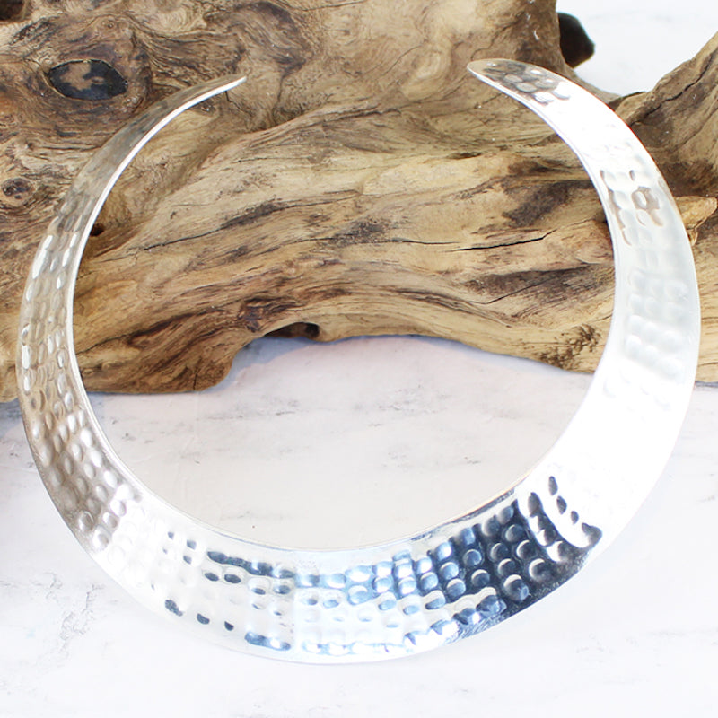 Beaten Metal Collar Necklace - Silver Colour - Shopthatapp.ca