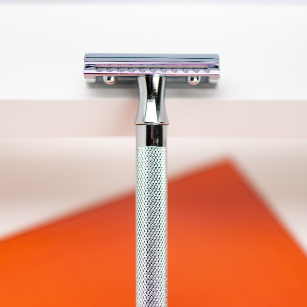 Merkur Ladies Safety Razor 3-Piece Set with Closed Comb, Knurled Extra Long Handle, Chrome Finish in Pink Box