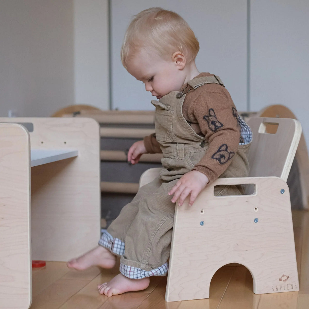 Adjustable height Montessori table and chair set by Sapiens Child, designed for toddlers' weaning and early learning activities.
