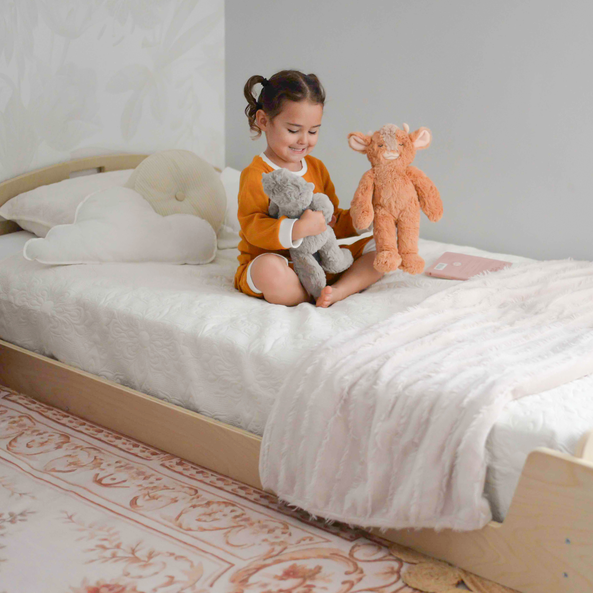 CHERRY TWIN Montessori Floor Bed with Shelves for Growing Kids - Shopthatapp.ca