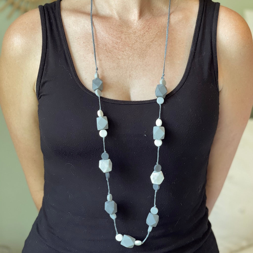Long Resin Cube Necklace - Stylish Faceted Design - Shopthatapp.ca