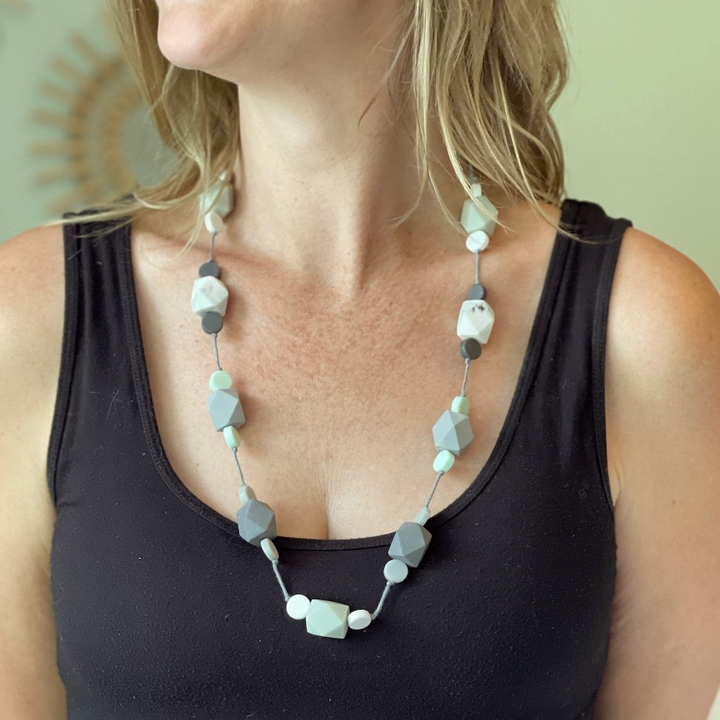 Long Resin Cube Necklace - Stylish Faceted Design - Shopthatapp.ca