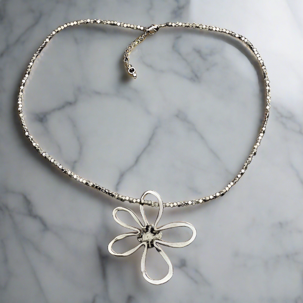 Open Flower Necklace Silver Plate - Elegant Floral Design - Shopthatapp.ca