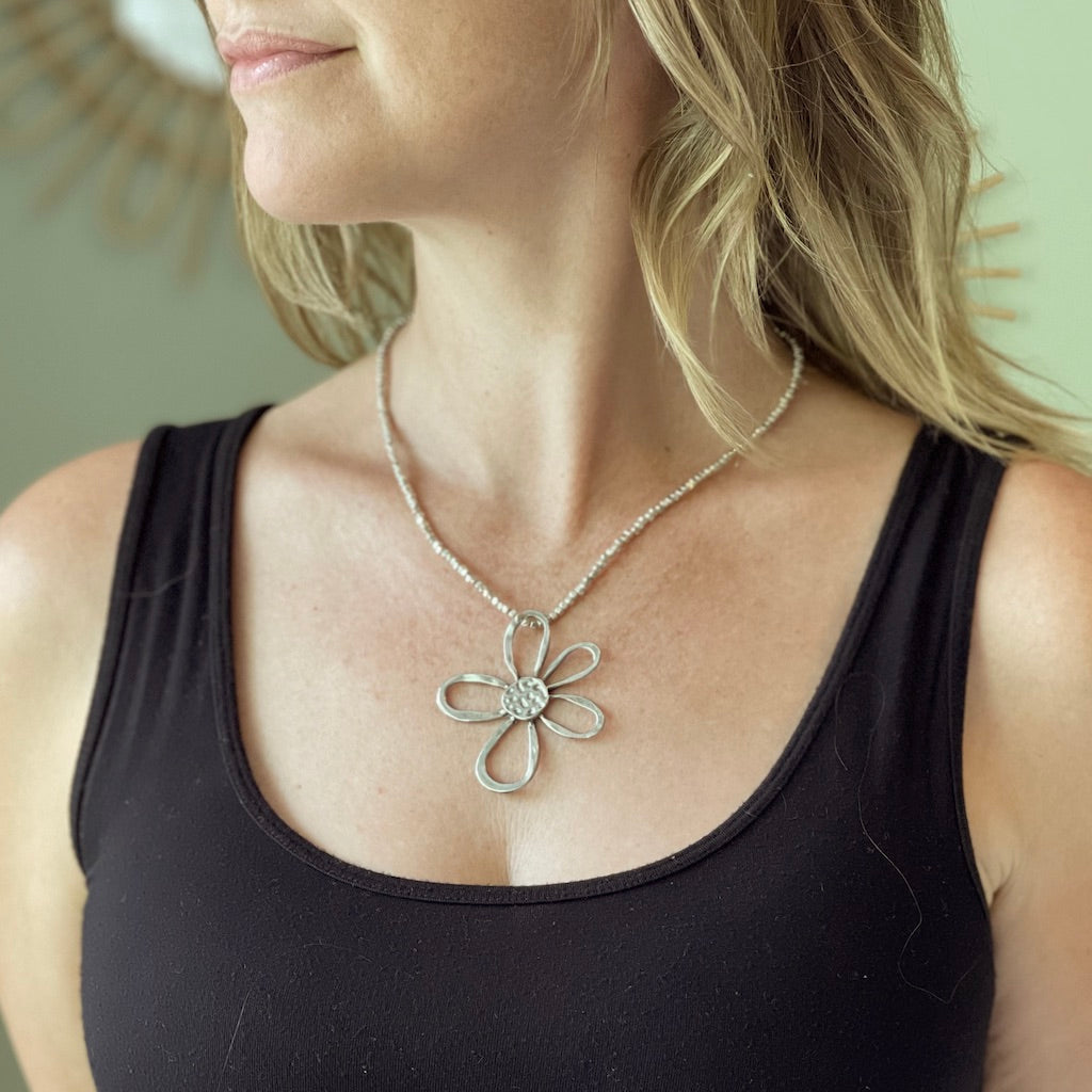 Open Flower Necklace Silver Plate - Elegant Floral Design - Shopthatapp.ca
