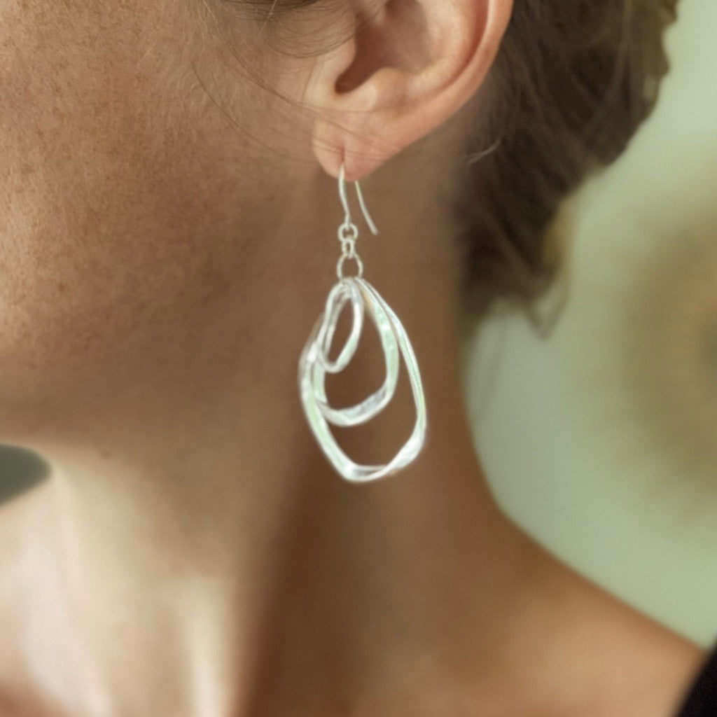 Fond de Teint Vegan Tamar 128 - Couvrance Totale pour un Teint Parfait et Triple Ring Earrings Silver Plate - Shopthatapp.ca