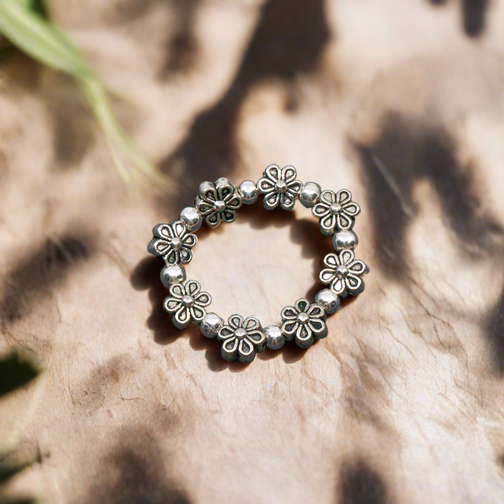 Elasticated Flower Ring Silver Plate – Elegant Floral Accessory - Shopthatapp.ca