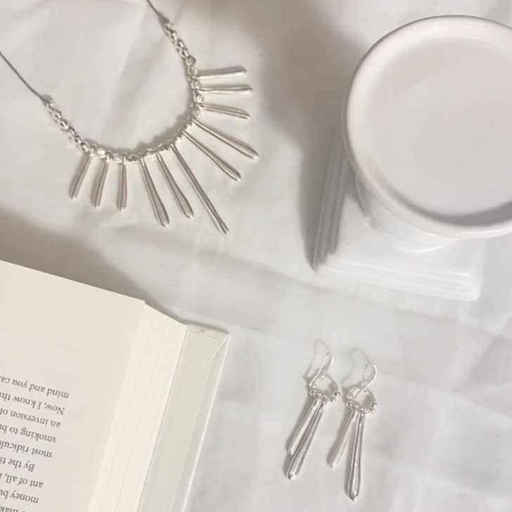 Drop Fan Necklace Silver Plate - Elegant and Chic Pendant - Shopthatapp.ca