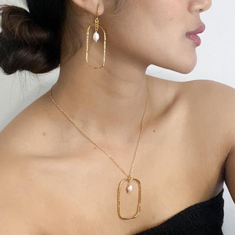 Hammered Gold Pearl Pendant in Gold Plate Rectangle Design - Shopthatapp.ca