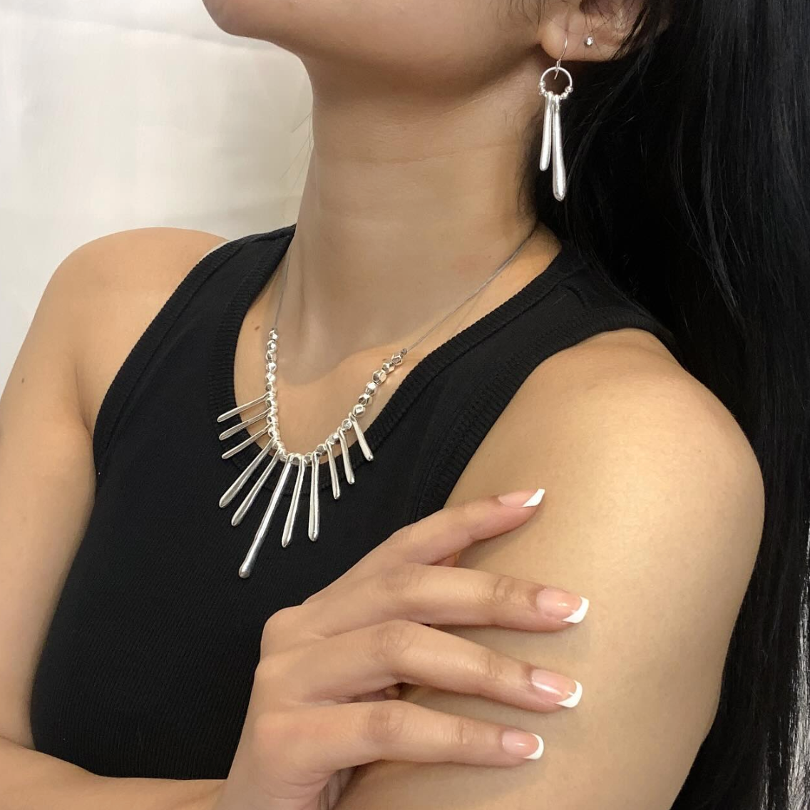 Drop Fan Necklace Silver Plate - Elegant and Chic Pendant - Shopthatapp.ca