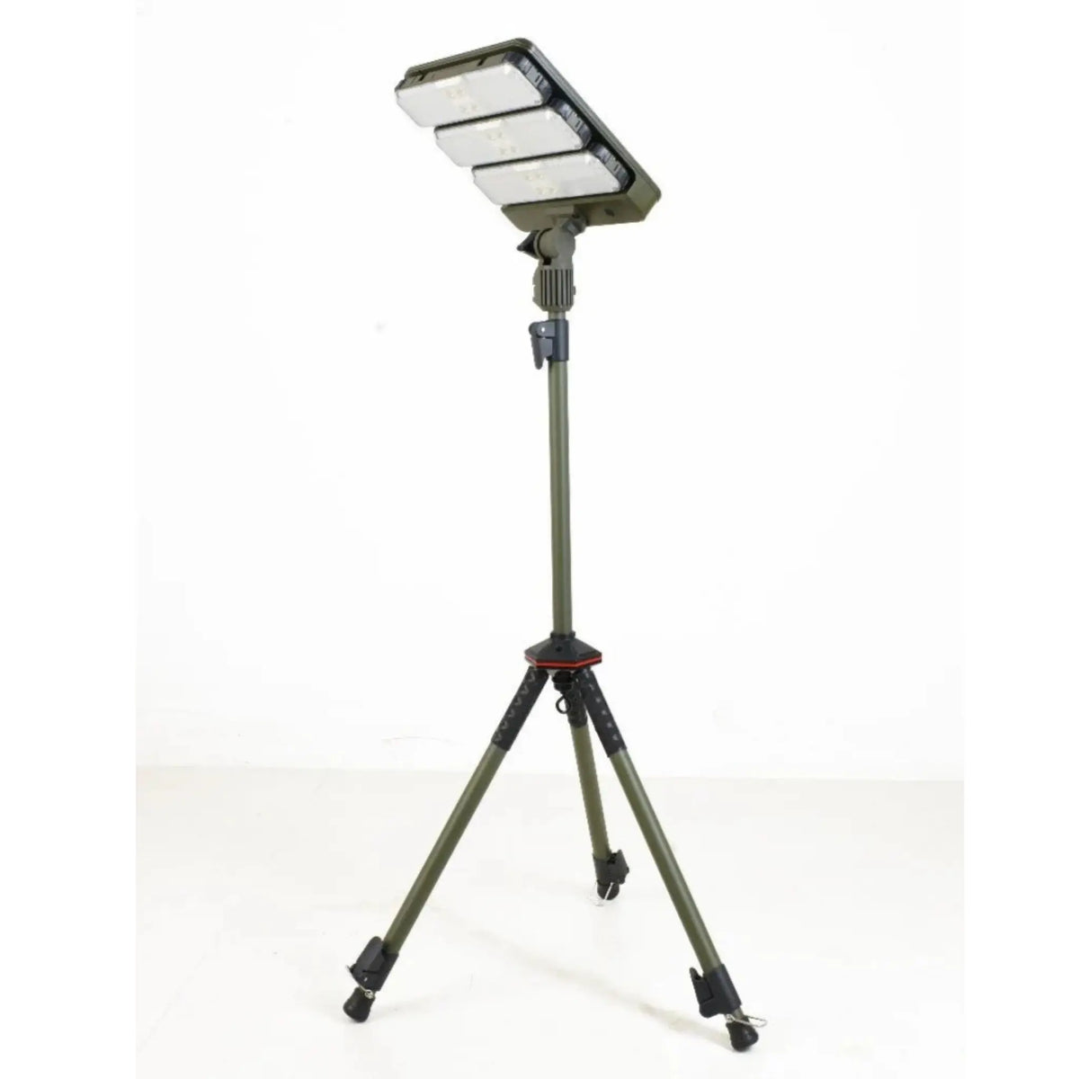 Zoppinh TRU De-LIGHT WORK&PLAY AT NIGHT solar flood light with multi-configuration LED, high lumen output in an outdoor setting.