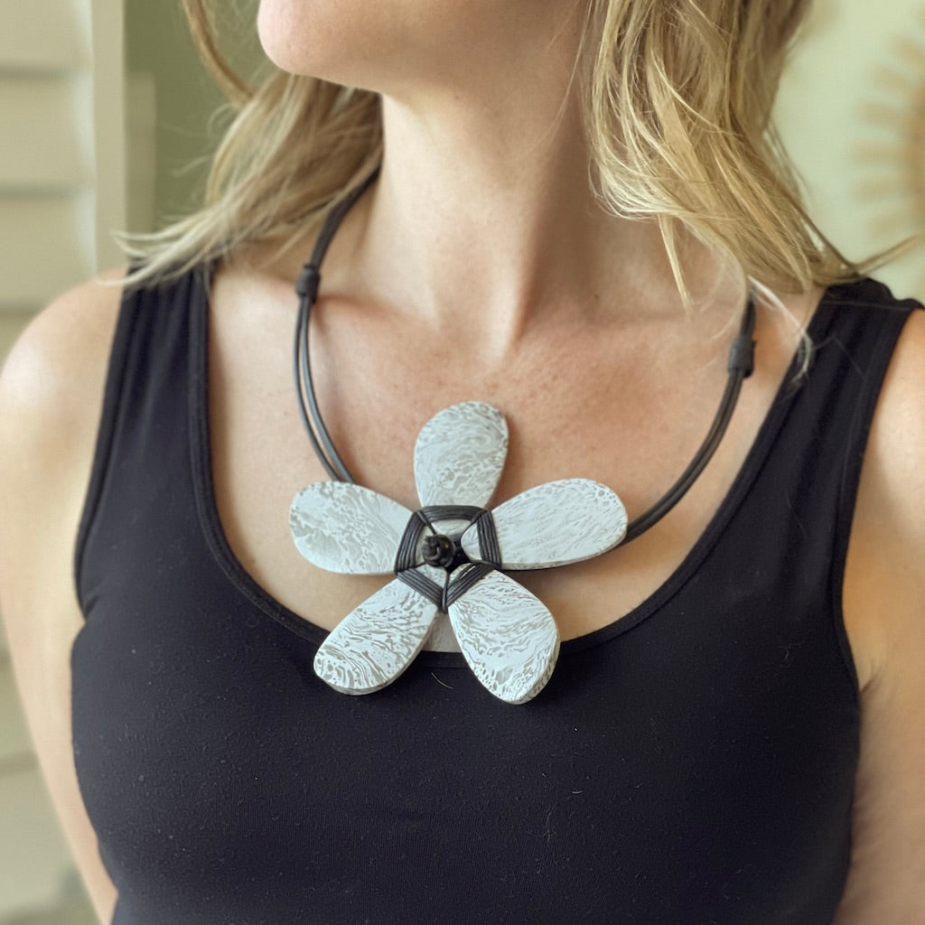 Large Wooden Flower Necklace - Shopthatapp.ca