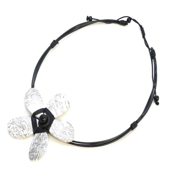 Large Wooden Flower Necklace - Shopthatapp.ca