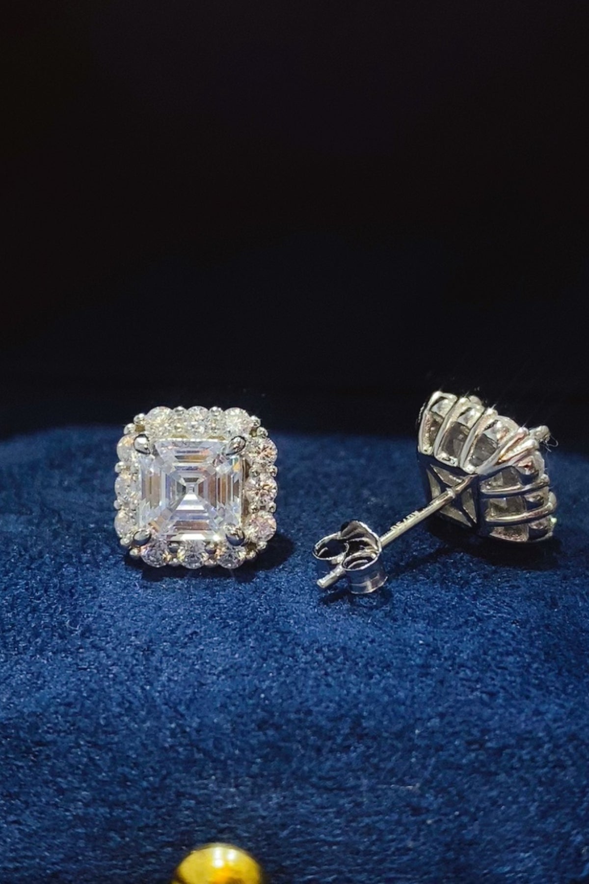 2 Carat Moissanite Stud Earrings in 925 Sterling Silver for Timeless Elegance - Shopthatapp.ca