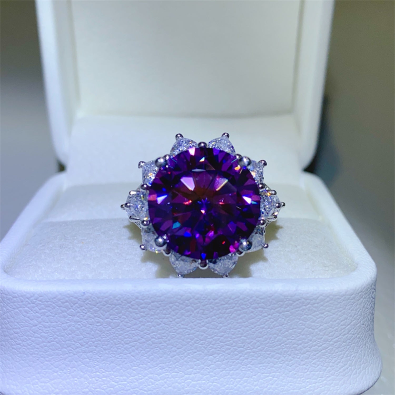 10 Carat Moissanite Flower Ring in 925 Sterling Silver - Elegant Floral Design - Shopthatapp.ca