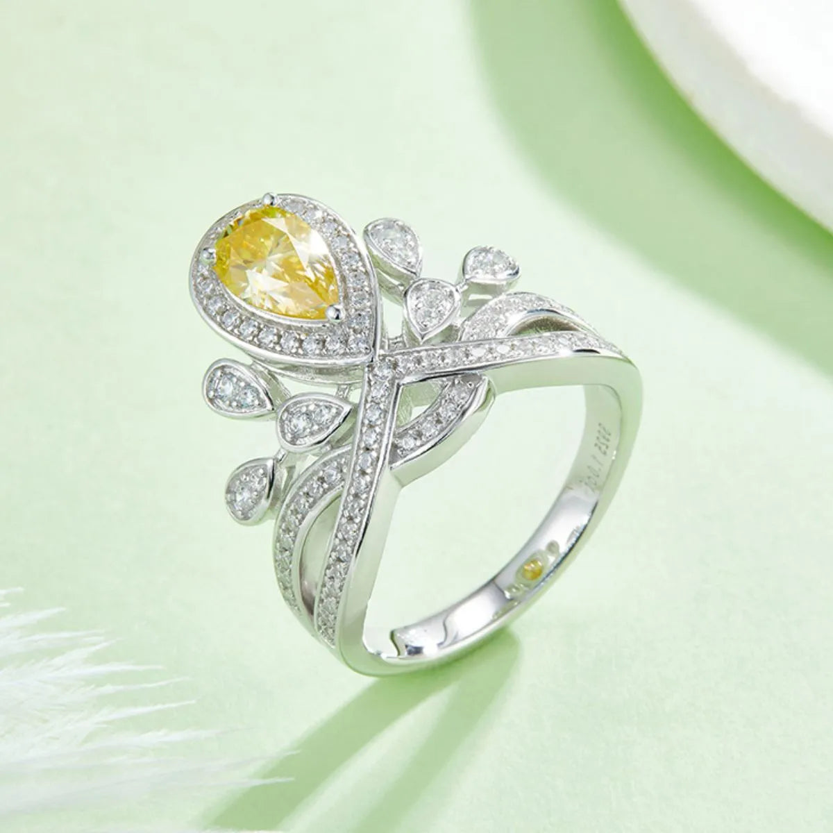 1 Carat Moissanite Ring in 925 Sterling Silver - Exquisite Brilliance and Elegance - Shopthatapp.ca
