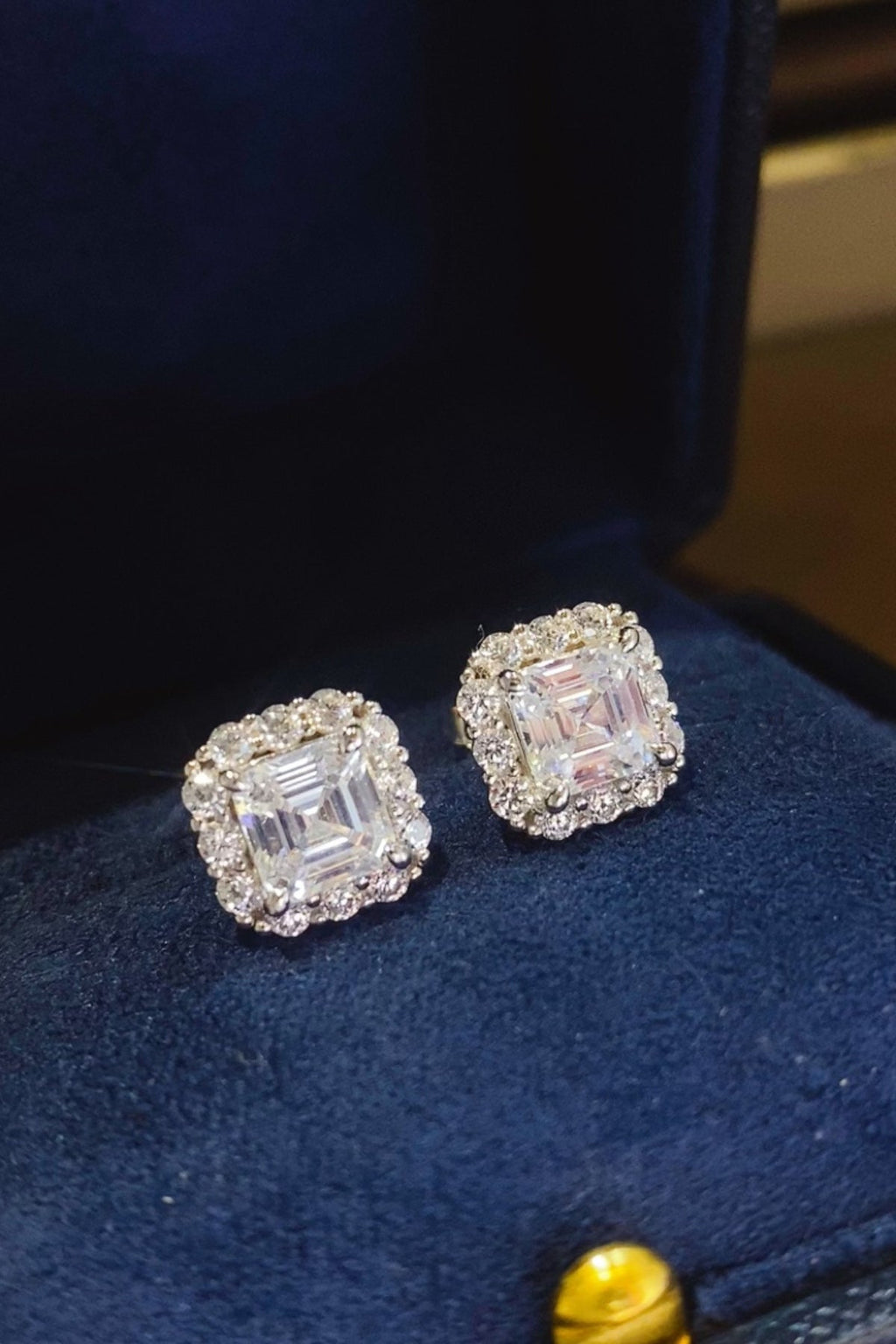 2 Carat Moissanite Stud Earrings in 925 Sterling Silver for Timeless Elegance - Shopthatapp.ca
