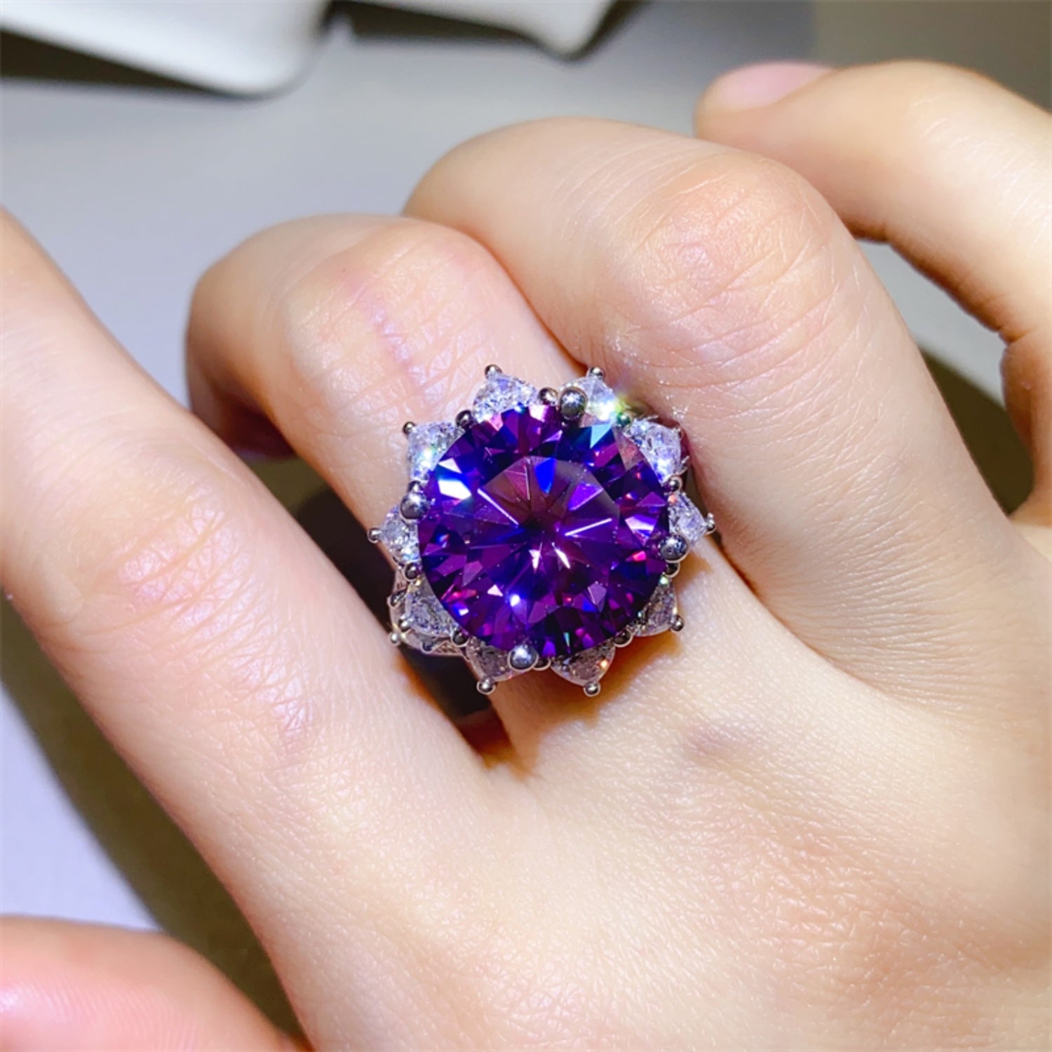10 Carat Moissanite Flower Ring in 925 Sterling Silver - Elegant Floral Design - Shopthatapp.ca