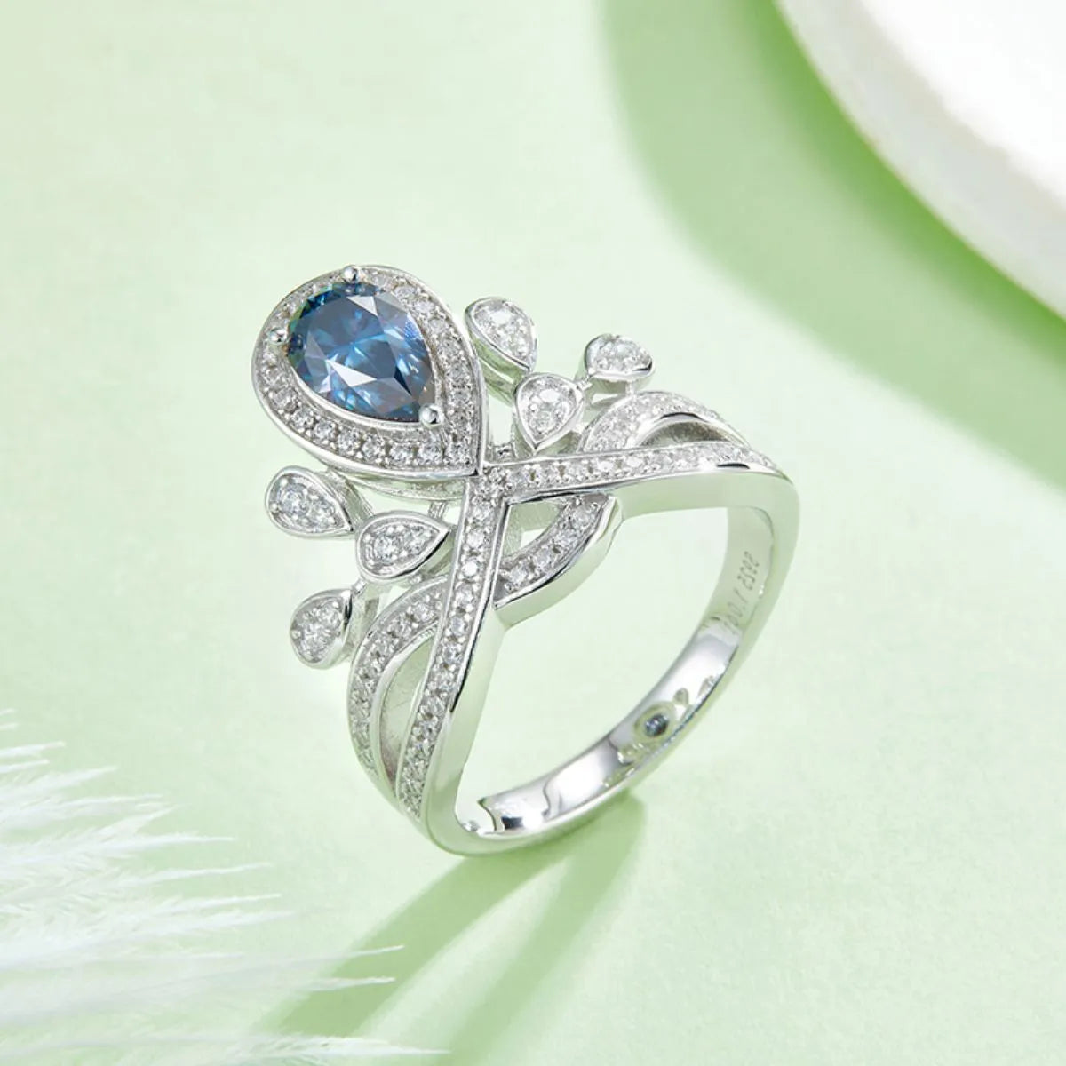 1 Carat Moissanite Ring in 925 Sterling Silver - Exquisite Brilliance and Elegance - Shopthatapp.ca
