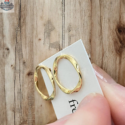 Twisted Circle Stud Earrings – Minimalist Hypoallergenic Studs - Shopthatapp.ca