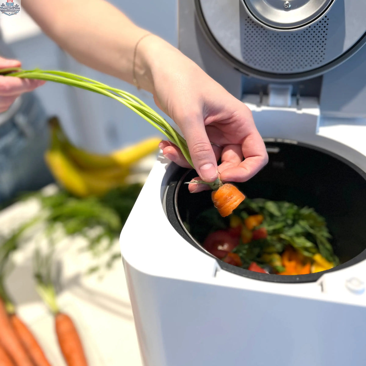 Green Experience GE Kitchen Composter for composting, with lid and ventilation, designed for eco-friendly food waste disposal.