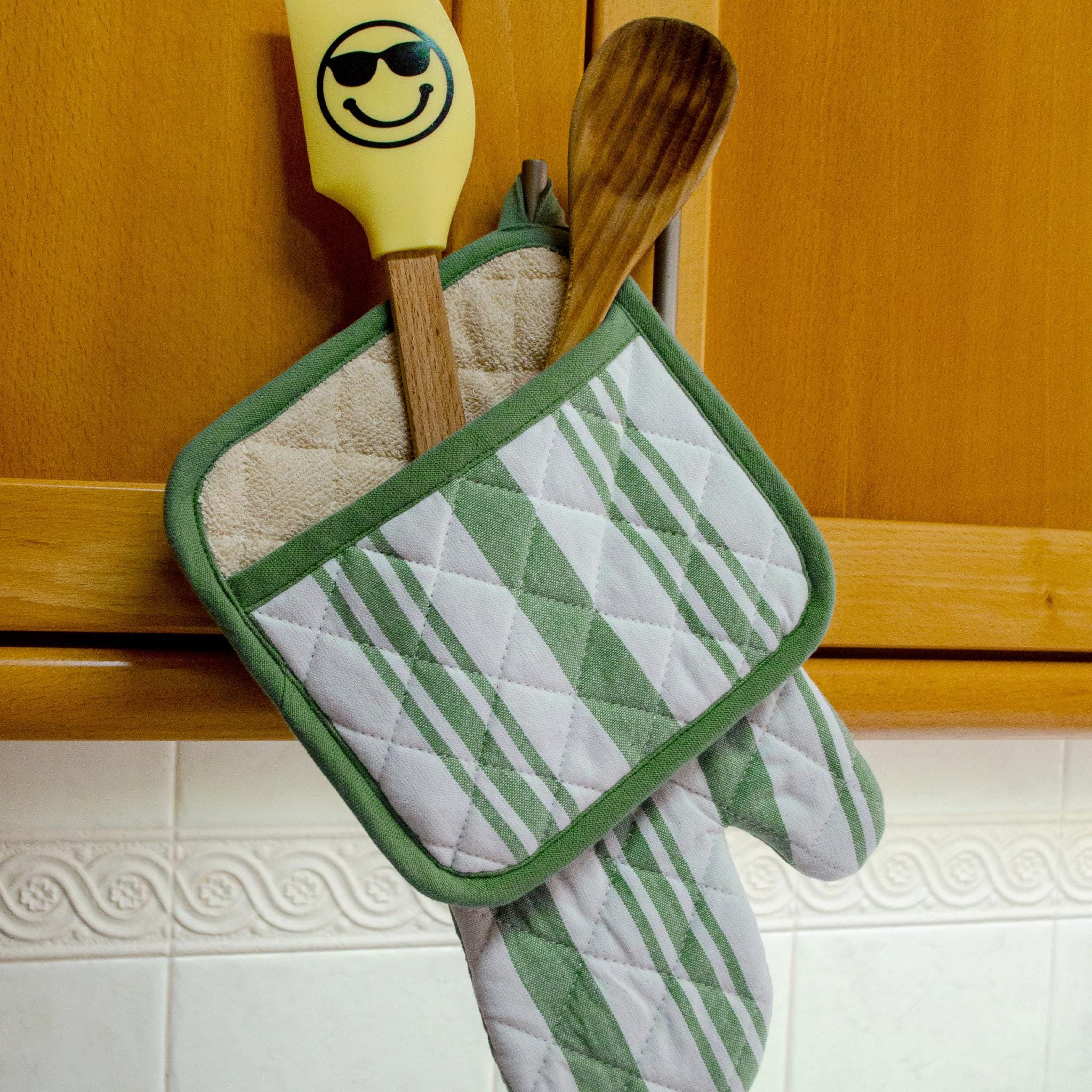 Decade Classics-Oven Mitt and Pot Holder - Shopthatapp.ca