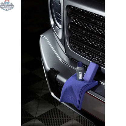 GYEON Q² Mohs EVO lightbox showing ceramic coating application on a car surface with reflective finish.