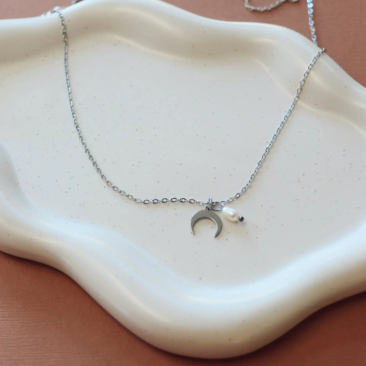 Elegant HoraceJewelry collier with intricate silver design, perfect for enhancing your style and adding a touch of sophistication.