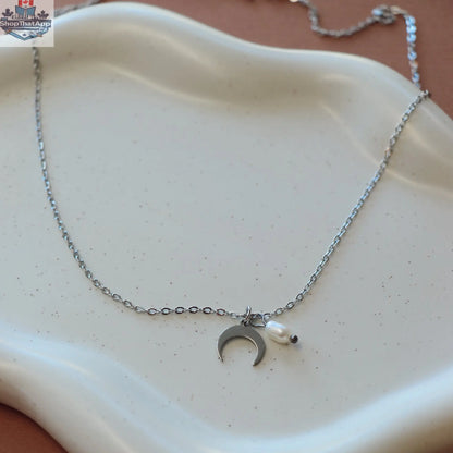 Elegant HoraceJewelry collar necklace from Ocina Product line, featuring a sleek design with high-quality craftsmanship.