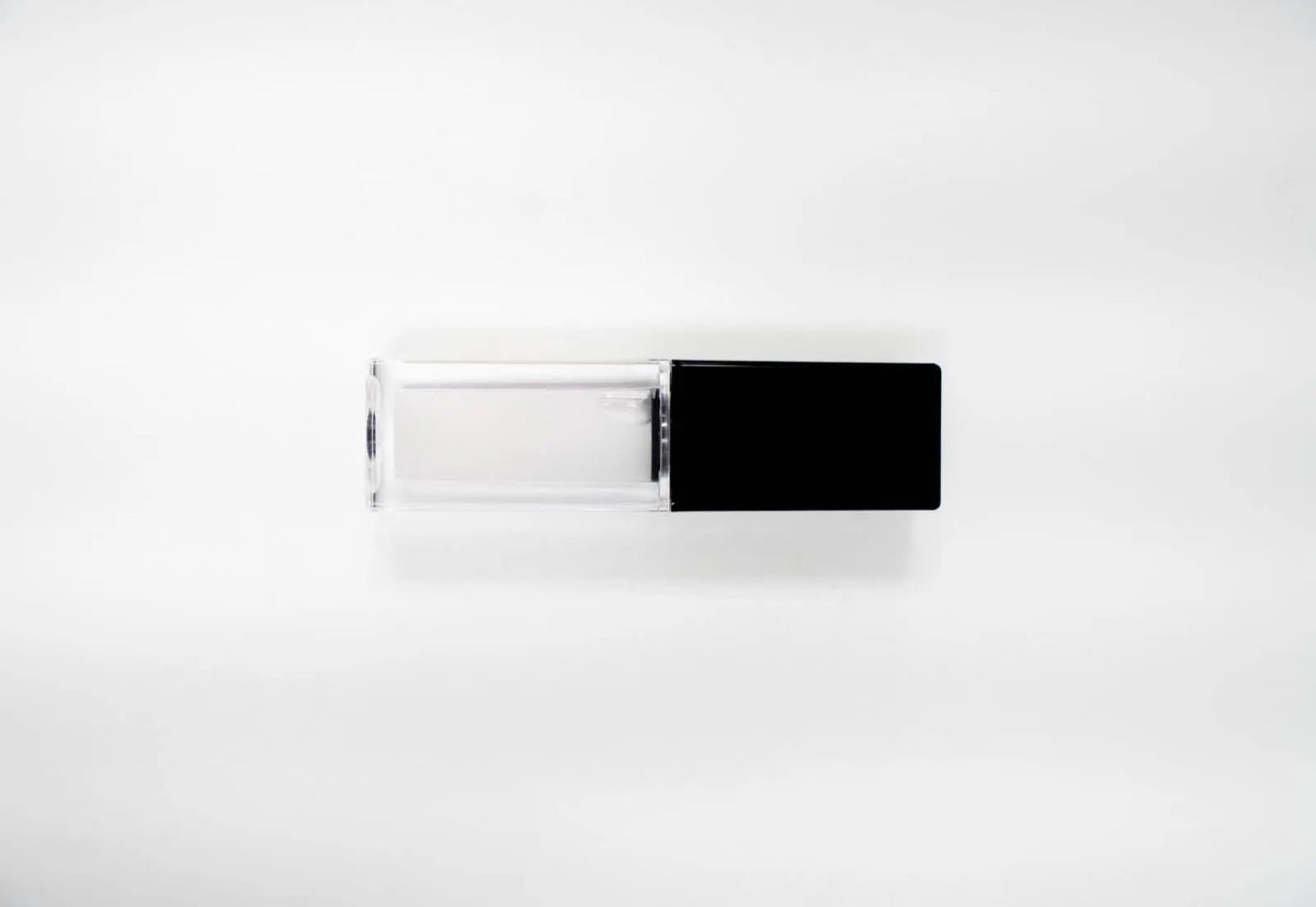 FencyGrace vegan fruit repulpant lip oil with natural fruit extracts, glossy finish, and nourishing lip care.