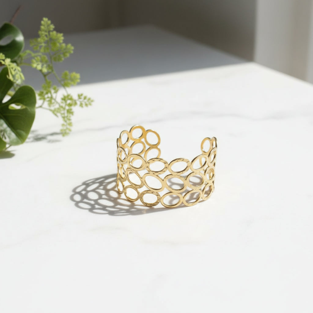Open Circle Cuff Bracelet in Gold Stainless Steel - Shopthatapp.ca