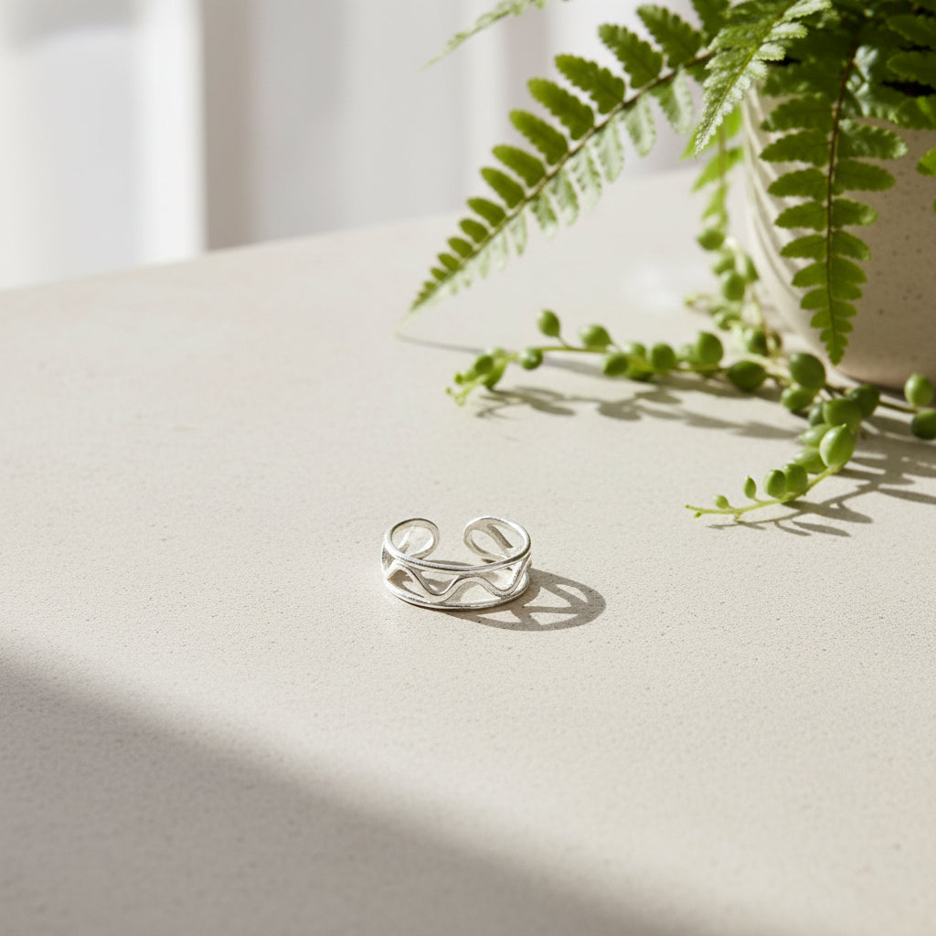 Wavy Silver Ring - Silver Plate Elegant Design - Shopthatapp.ca