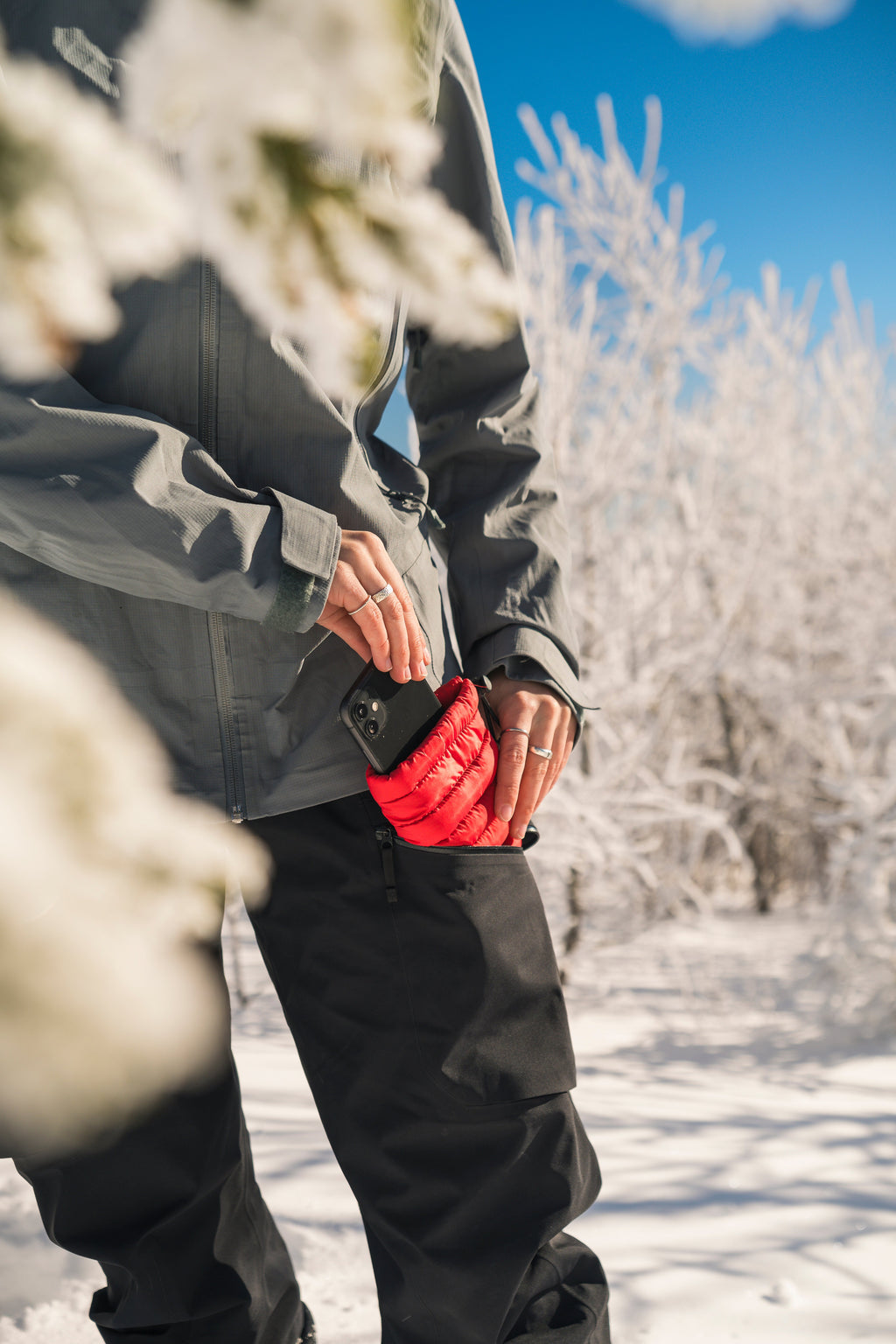 Hot Poc Sleeper - Outdoor Phone Protection Gear - Www.Shopthatapp.ca