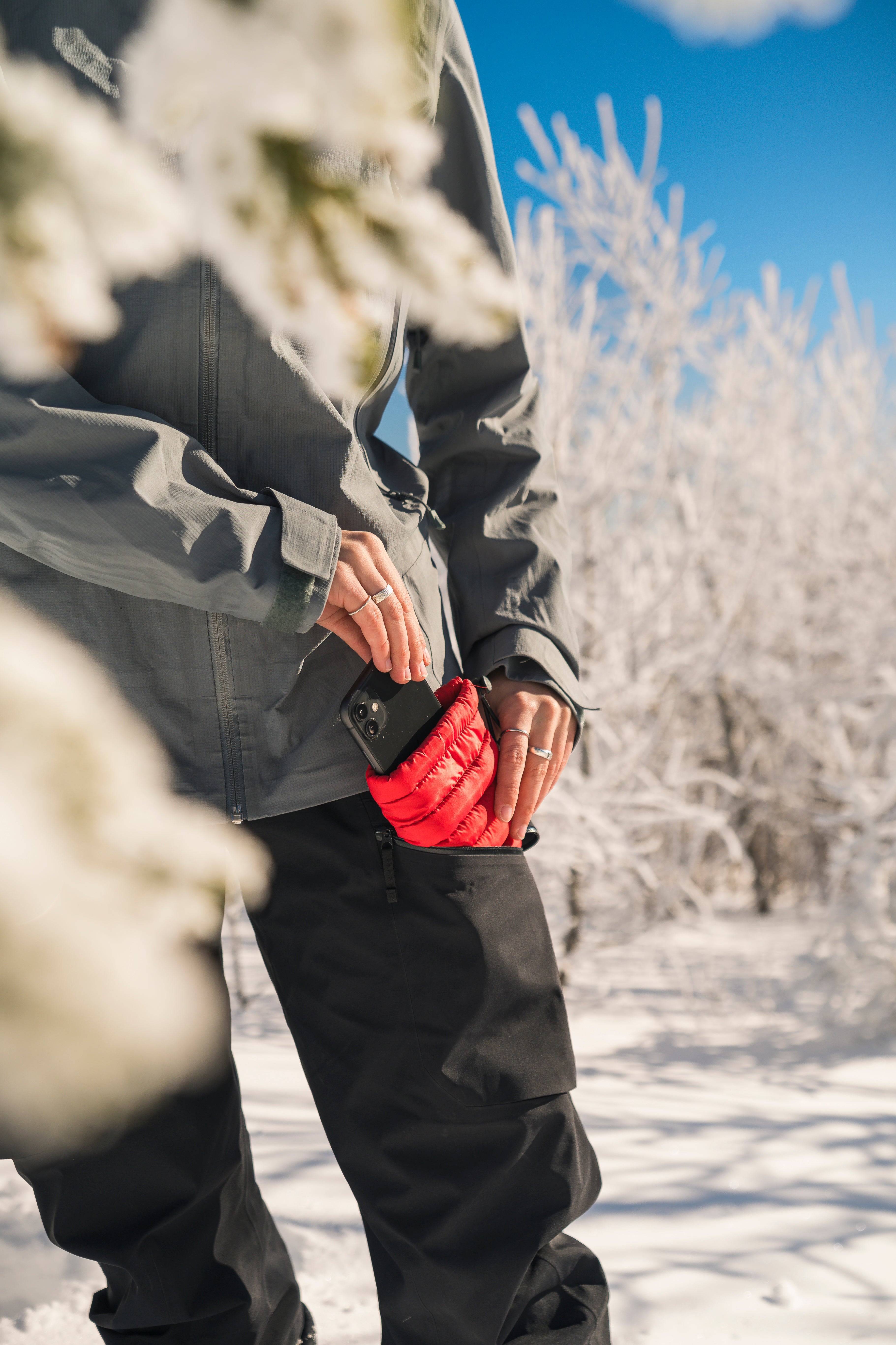 Hot Poc Sleeper - Outdoor Phone Protection Gear - Www.Shopthatapp.ca