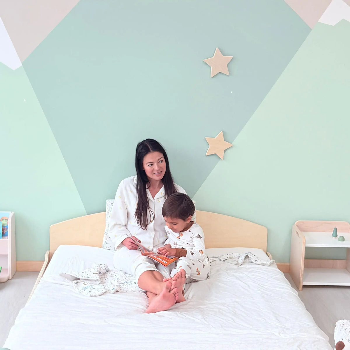 Sapiens Child Cherry Full Montessori Floor Bed for toddlers, shown with bedding and pillows, ideal for bedtime stories and gentle sleep.