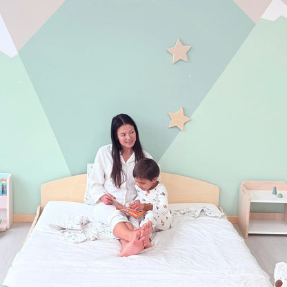 Sapiens Child Cherry Full Montessori Floor Bed for toddlers, shown with bedding and pillows, ideal for bedtime stories and gentle sleep.