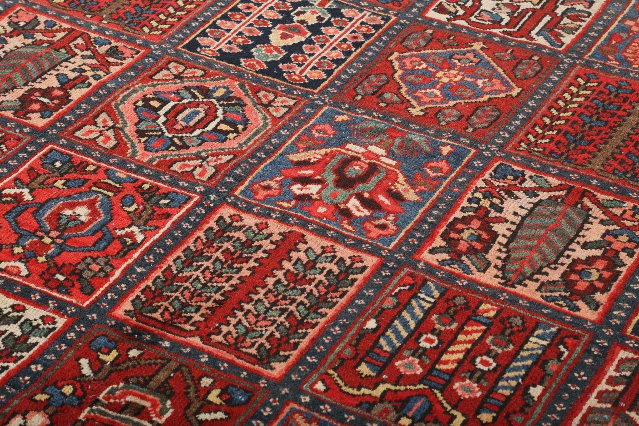 Persian Bakhtiari Rug | 8' 6" x 12' 6"