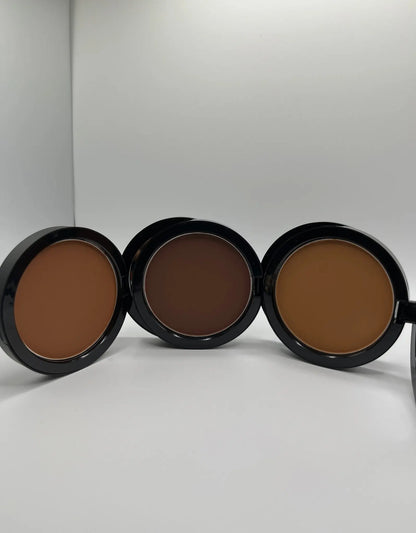FencyGrace Anne 133 vegan compact powder with a natural finish, showcasing the sleek compact case and smooth powder surface.
