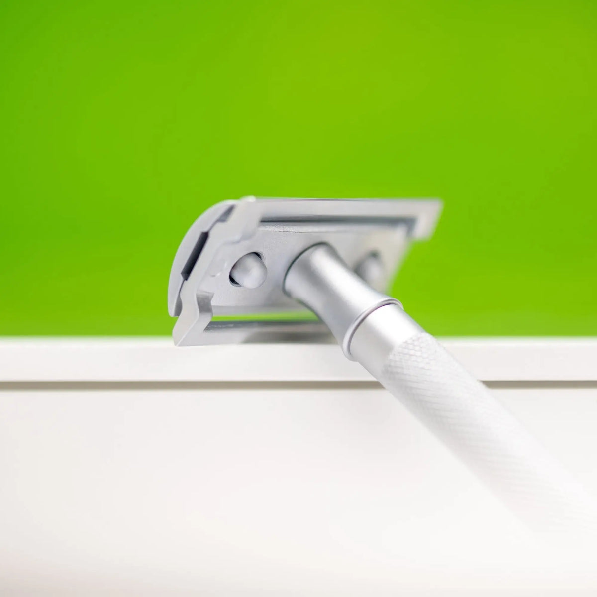 Merkur Safety Razor - 3-Piece DE with Closed Comb, Knurled Extra Long Handle in Matte Chrome - Shopthatapp.ca