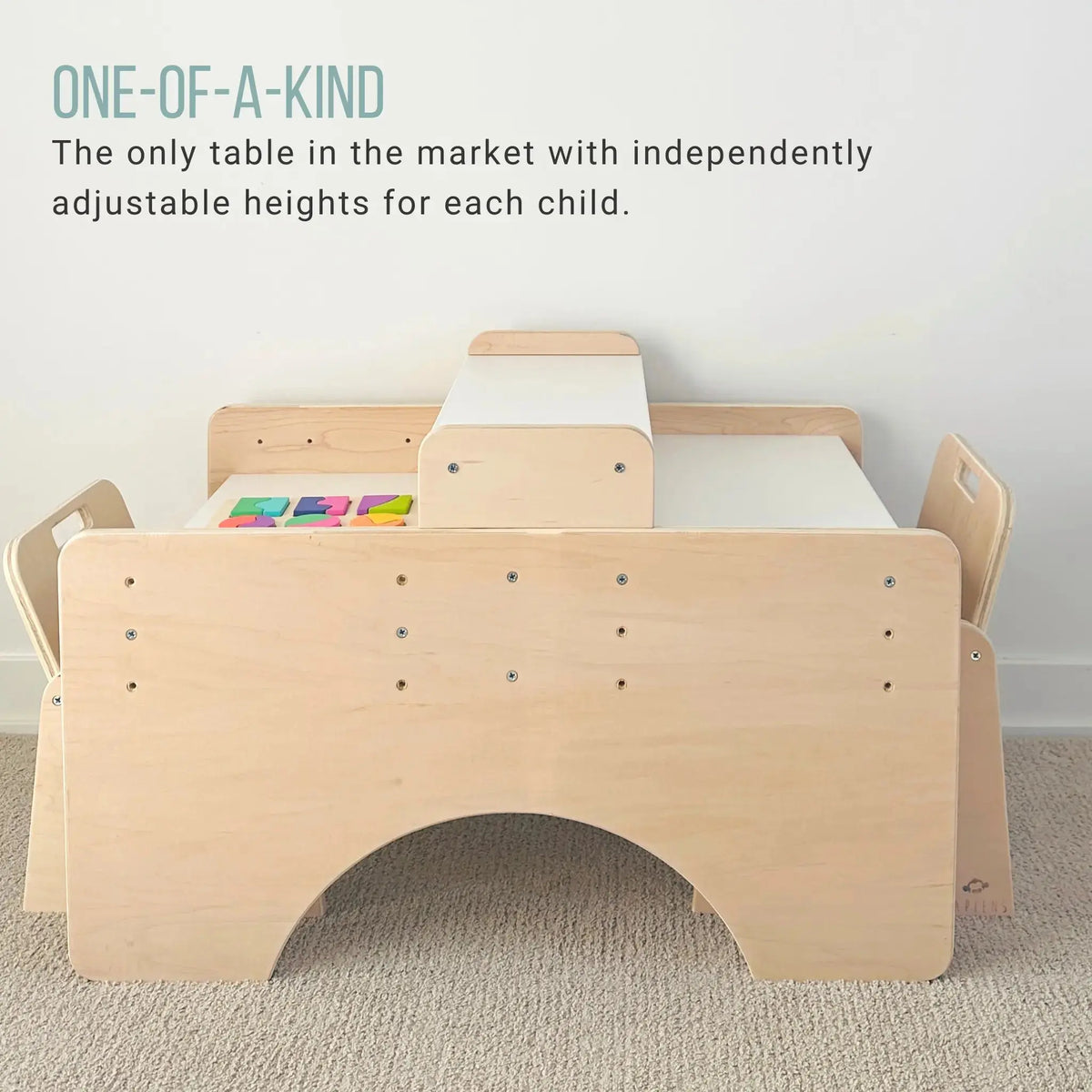 Sapiens Child PAPAYA DOUBLE Montessori toddler table and chair set, adjustable furniture for two kids in a bright, child-friendly room.